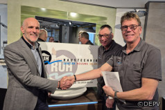 Helmut Schellinger (links) gratuliert Bernd Ruh