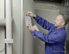 Jan Knaack beim Labeln