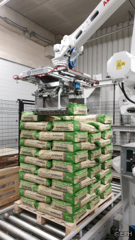 EPH füllt Pellets in Papiersäcke