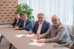 Firmenchefs unterschreiben Übernahmevertrag