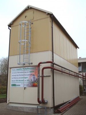 Ein mobiles Pelletsheizhaus ersetzt Gas und Öl im Öhringer Krankenhaus. Foto: Mann Naturenergie GmbH & Co. KG